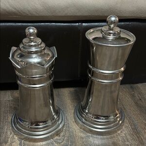 Tommy Bahama metal king and queen chess piece cocktail shaker set Large Game Bar